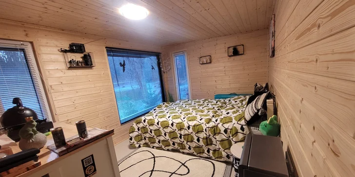 Romantická glampingová chatka u rybníku na Prostějovsku pro pár