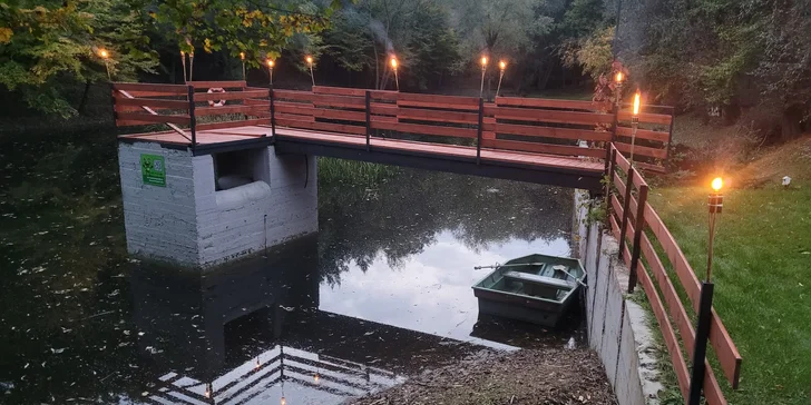 Romantická glampingová chatka u rybníku na Prostějovsku pro pár