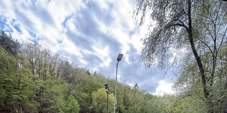 Romantická glampingová chatka u rybníku na Prostějovsku pro pár