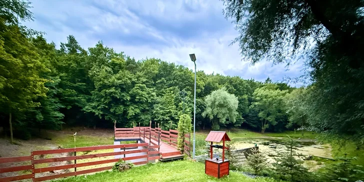 Romantická glampingová chatka u rybníku na Prostějovsku pro pár