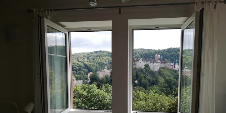 Dovolená s výhledem na Loket: rodinný penzion se snídaní a vstupem do wellness