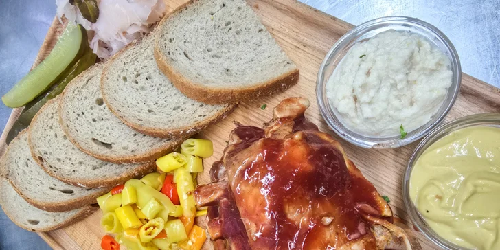 Hodina bowlingu a žebra nebo koleno s přílohami až pro 6 osob