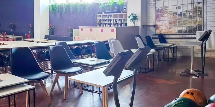 Hodina bowlingu a žebra nebo koleno s přílohami až pro 6 osob