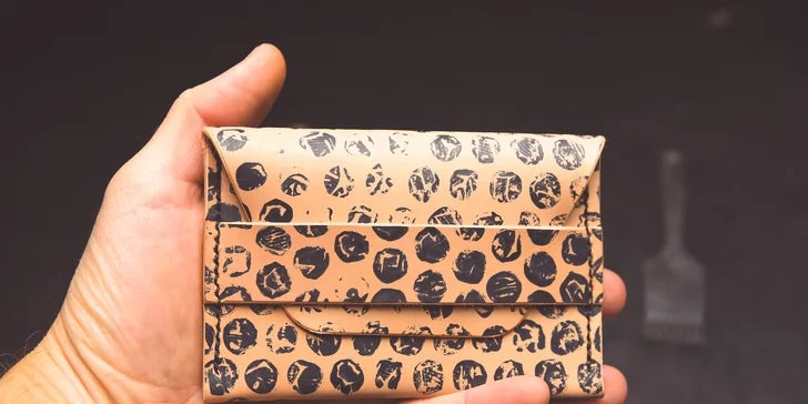 Vyrobte si originální kousek: zážitkový kurz výroby kožené peněženky pro 1 osobu