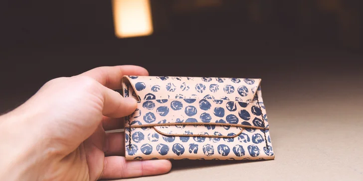 Vyrobte si originální kousek: zážitkový kurz výroby kožené peněženky pro 1 osobu