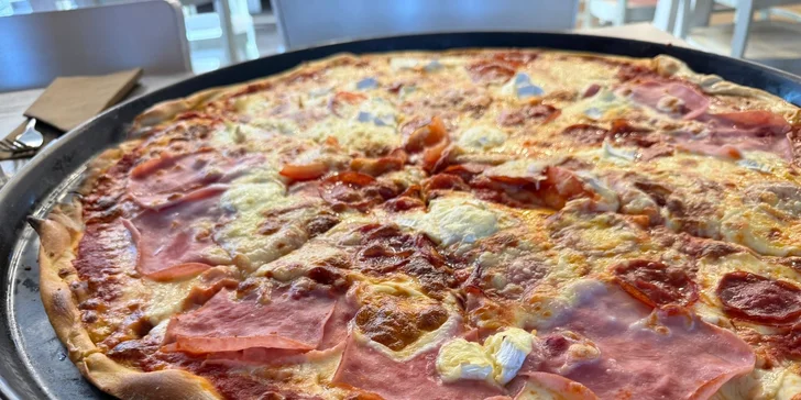 Itálie pro velké jedlíky: jumbo pizza o průměru 60 cm, šunková, salami nebo quattro formaggi