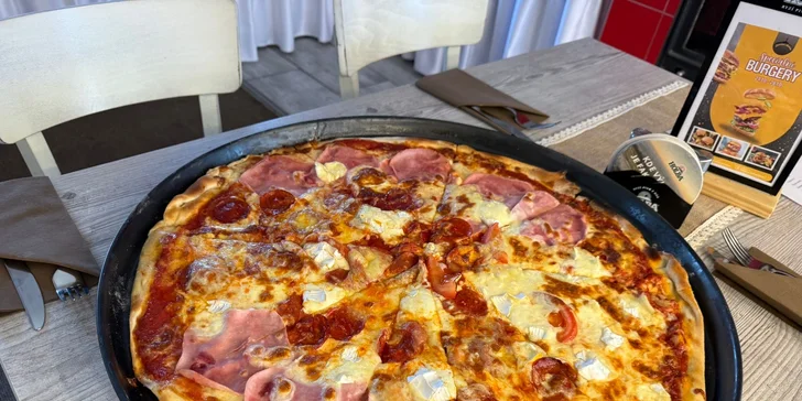 Itálie pro velké jedlíky: jumbo pizza o průměru 60 cm, šunková, salami nebo quattro formaggi