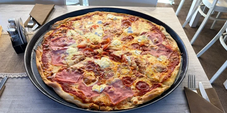 Itálie pro velké jedlíky: jumbo pizza o průměru 60 cm, šunková, salami nebo quattro formaggi