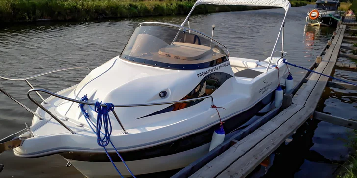 Celodenní pronájem motorového člunu na Baťově kanálu: plavidlo až pro 6 osob, bez nutnosti průkazu VMP