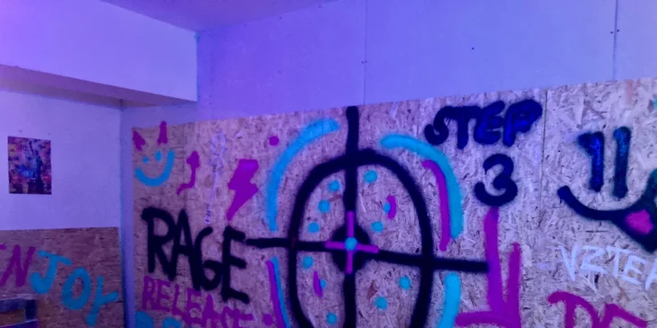 Vybijte vztek ve Vztekárně: destruktivní terapie pro 1 či 2 osoby, 30–35 minut