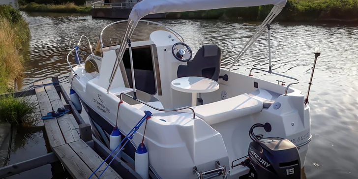 Celodenní pronájem motorového člunu na Baťově kanálu: plavidlo až pro 6 osob, bez nutnosti průkazu VMP