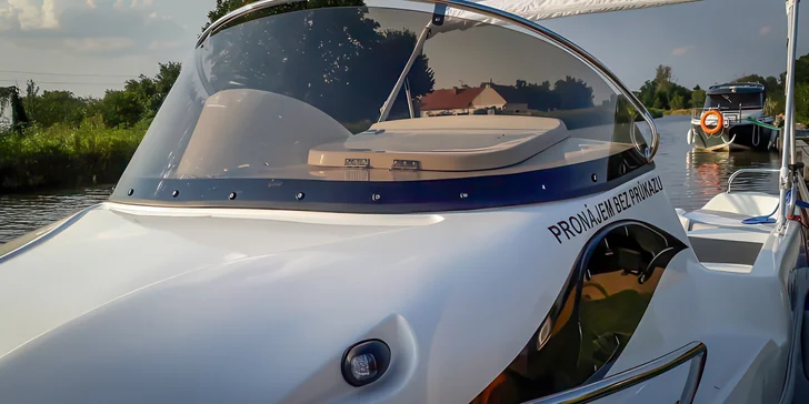 Celodenní pronájem motorového člunu na Baťově kanálu: plavidlo až pro 6 osob, bez nutnosti průkazu VMP