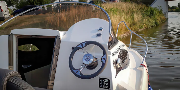 Celodenní pronájem motorového člunu na Baťově kanálu: plavidlo až pro 6 osob, bez nutnosti průkazu VMP