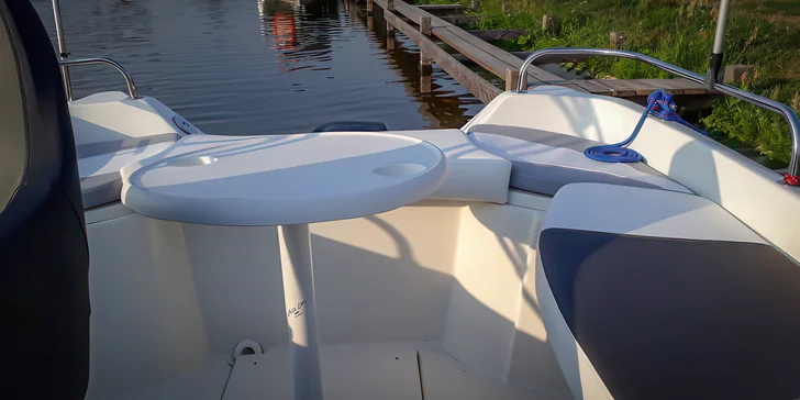 Celodenní pronájem motorového člunu na Baťově kanálu: plavidlo až pro 6 osob, bez nutnosti průkazu VMP