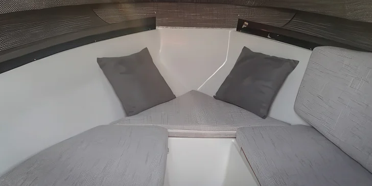 Celodenní pronájem motorového člunu na Baťově kanálu: plavidlo až pro 6 osob, bez nutnosti průkazu VMP