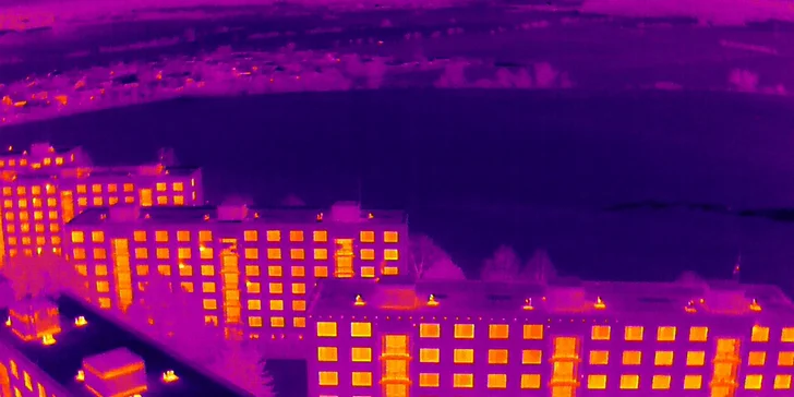 Letecké práce dronem: zjištění tepelných úniků vašeho domu či kontrola fotovoltaických panelů
