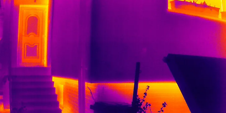 Letecké práce dronem: zjištění tepelných úniků vašeho domu či kontrola fotovoltaických panelů