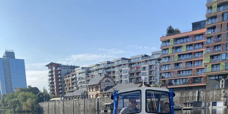Zážitková plavba po Vltavě do Roztok a zpět: staňte se kapitánem na den