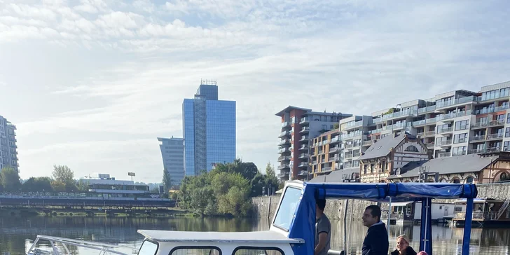 Zážitková plavba po Vltavě do Roztok a zpět: staňte se kapitánem na den