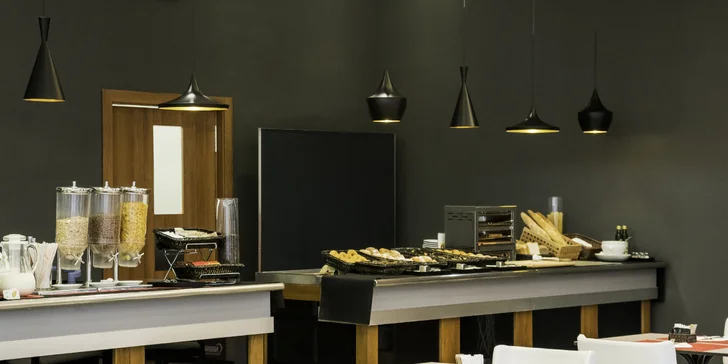 3* hotel ve Valencii: bufetové snídaně a venkovní bazén, 3 km od historického centra