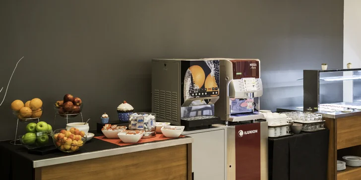 3* hotel ve Valencii: bufetové snídaně a venkovní bazén, 3 km od historického centra