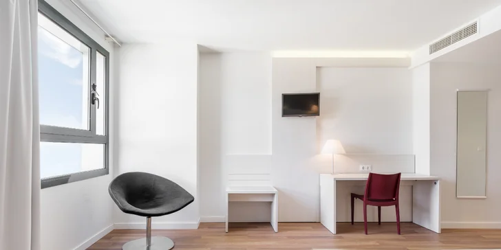 3* hotel ve Valencii: bufetové snídaně a venkovní bazén, 3 km od historického centra