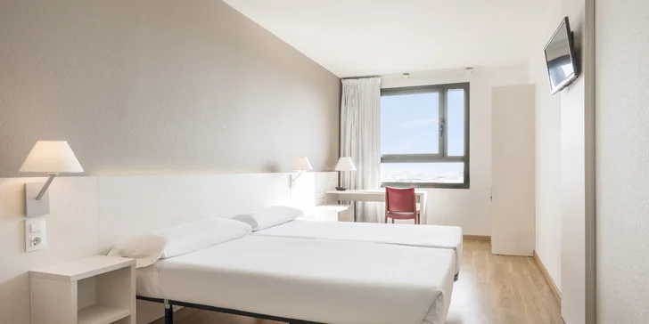 3* hotel ve Valencii: bufetové snídaně a venkovní bazén, 3 km od historického centra