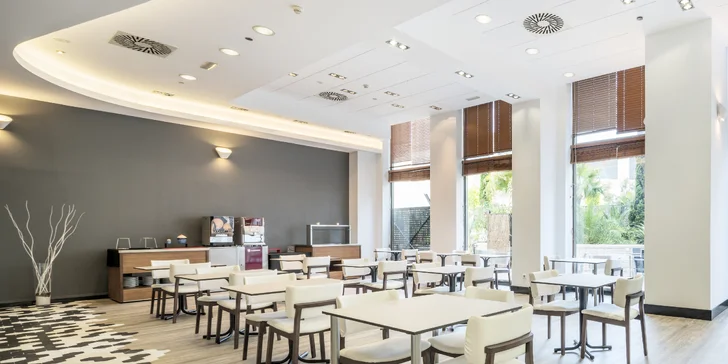 3* hotel ve Valencii: bufetové snídaně a venkovní bazén, 3 km od historického centra