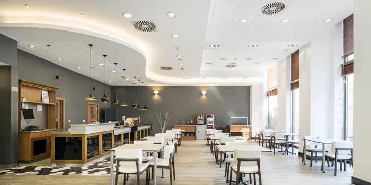 3* hotel ve Valencii: bufetové snídaně a venkovní bazén, 3 km od historického centra