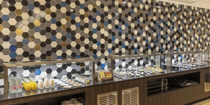 4* hotel ve Valencii: bufetové snídaně a venkovní bazén, 3 km od historického centra