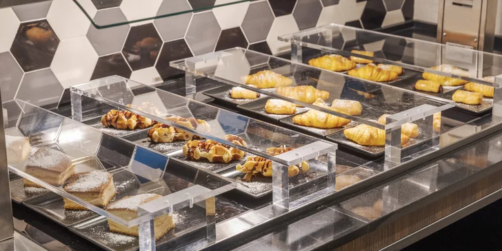 4* hotel ve Valencii: bufetové snídaně a venkovní bazén, 3 km od historického centra