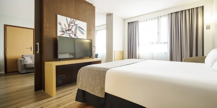 4* hotel ve Valencii: bufetové snídaně a venkovní bazén, 3 km od historického centra