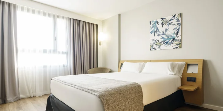 4* hotel ve Valencii: bufetové snídaně a venkovní bazén, 3 km od historického centra