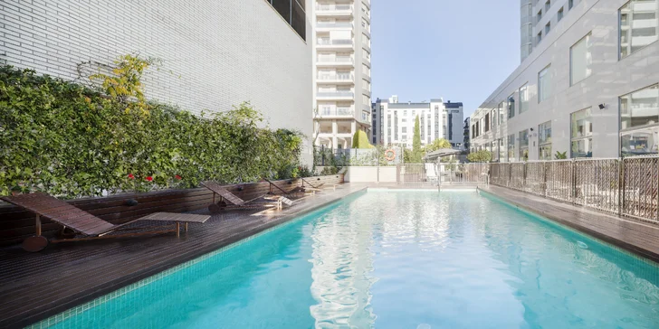 4* hotel ve Valencii: bufetové snídaně a venkovní bazén, 3 km od historického centra