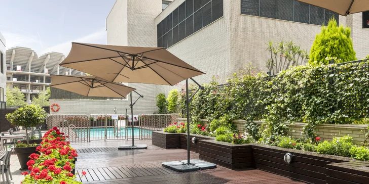 4* hotel ve Valencii: bufetové snídaně a venkovní bazén, 3 km od historického centra