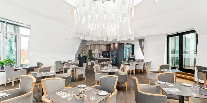 Pobyt v hotelu v Tančícím domě s krásným výhledem vč. snídaně i menu od Ondřeje Slaniny