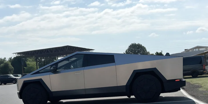 Řidičem či spolujezdcem ve voze Tesla Cybertruck: 1 až 3 kola s instruktorem