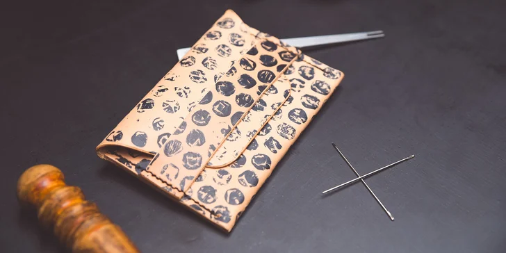 Vyrobte si originální kousek: zážitkový kurz výroby kožené peněženky pro 1 osobu