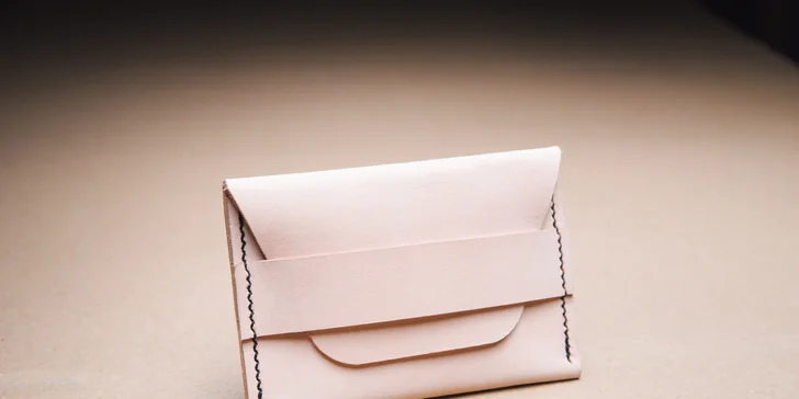 Vyrobte si originální kousek: zážitkový kurz výroby kožené peněženky pro 1 osobu