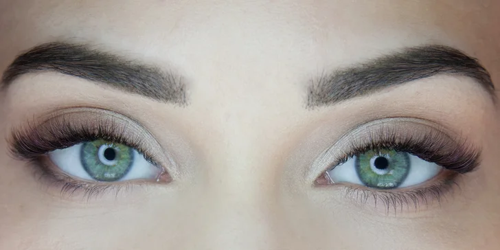 Uhrančivý pohled: prodloužení řas metodou řasa na řasu či 2D-4D vč. výživy