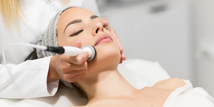 Kosmetické ošetření s peelingem, radiofrekvenčním liftingem a maskou