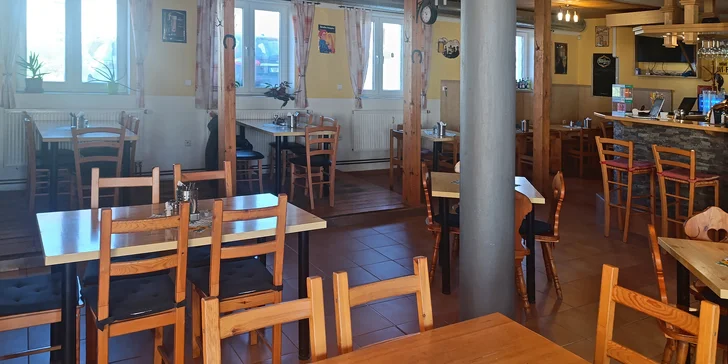 Prkno plné masa pro 2 až 6 lidí: koleno, žebra a křídla, pečivo i hranolky