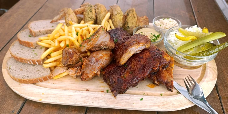 Prkno plné masa pro 2 až 6 lidí: koleno, žebra a křídla, pečivo i hranolky