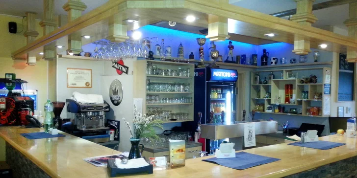 Prkno plné masa pro 2 až 6 lidí: koleno, žebra a křídla, pečivo i hranolky