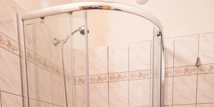 Pobyt na farmě s koňmi, prasátky i ovcemi kousek od Mosteckého jezera i vč. snídaní