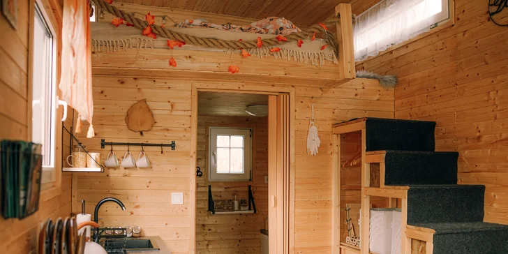Užijte si malý kousek ráje v plně vybaveném domečku s terasou, ohništěm i snídaní v piknikovém koši