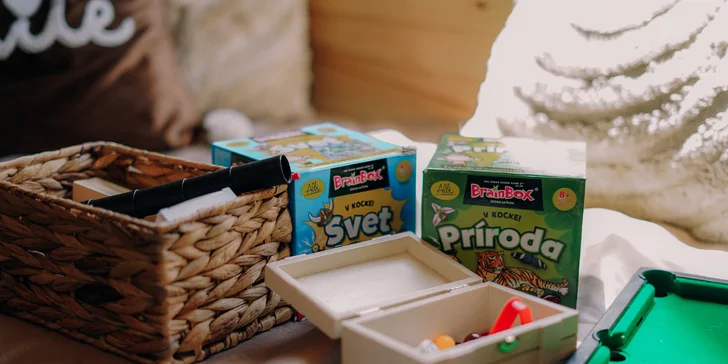 Užijte si malý kousek ráje v plně vybaveném domečku s terasou, ohništěm i snídaní v piknikovém koši