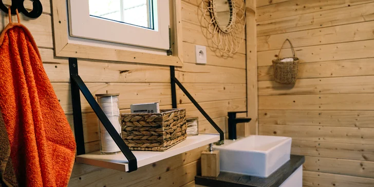 Užijte si malý kousek ráje v plně vybaveném domečku s terasou, ohništěm i snídaní v piknikovém koši