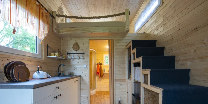 Užijte si malý kousek ráje v plně vybaveném domečku s terasou, ohništěm i snídaní v piknikovém koši