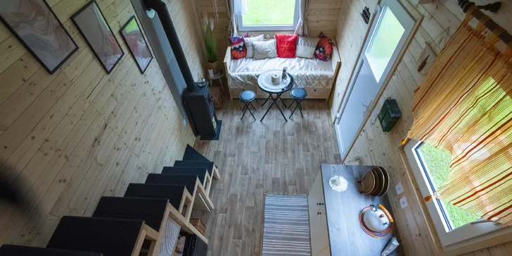 Užijte si malý kousek ráje v plně vybaveném domečku s terasou, ohništěm i snídaní v piknikovém koši
